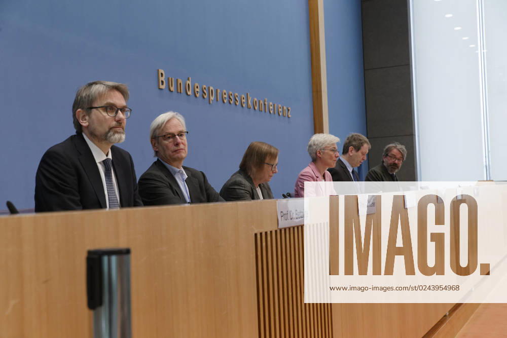 Experten kritisch zu Treibhausgas-Berechnung 2023-04-17 - Deutschland, Berlin - Bundespressekonferenz: Der Expertenrat für Klimafragen (ERK) erläutert seinen Prüfbericht zur Berechnung der deutschen Treibhausgasemissionen für das Jahr 2022. Im Bild v.l. Prof Dr. Marc Oliver Bettzüge, Ratsmitglied ERK, Energiewirtschaftliches Institut an der universität zu Köln (EWI), Prof. Dr. Thomas Heimer, Ratsmitglied ERK, Hochschule RheinMain und Technopolis, Dr. Barbara Schlomann, Ratsmitglied ERK, Fraunhofer ISI, Dr. Brigitte Knopf, Stellvertretende Vorsitzende ERK, Mercator Research Institute on Global Commons and Climate Change (MCC), und Prof. Dr. Hans-Martin Henning, Vorsitzender ERK.