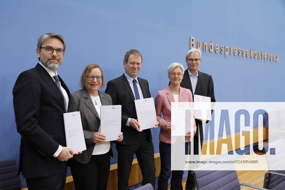 Marc Oliver Bettzüge, Barbara Schlomann, Hans Martin Henning, Brigitte Knopf und Thomas Heimer , Deutschland, Berlin, Bundespressekonferenz, Thema: Veröffentlichung des Prüfberichts zur Berechnung der deutschen Treibhausgasemissionen für das Jahr 2022