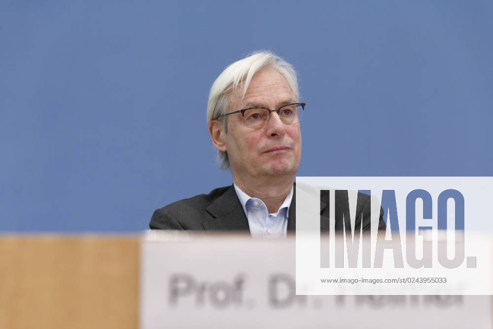 Experten kritisch zu Treibhausgas-Berechnung 2023-04-17 - Deutschland, Berlin - Bundespressekonferenz: Der Expertenrat für Klimafragen (ERK) erläutert seinen Prüfbericht zur Berechnung der deutschen Treibhausgasemissionen für das Jahr 2022. Im Bild Prof. Dr. Thomas Heimer, Ratsmitglied ERK, Hochschule RheinMain und Technopolis