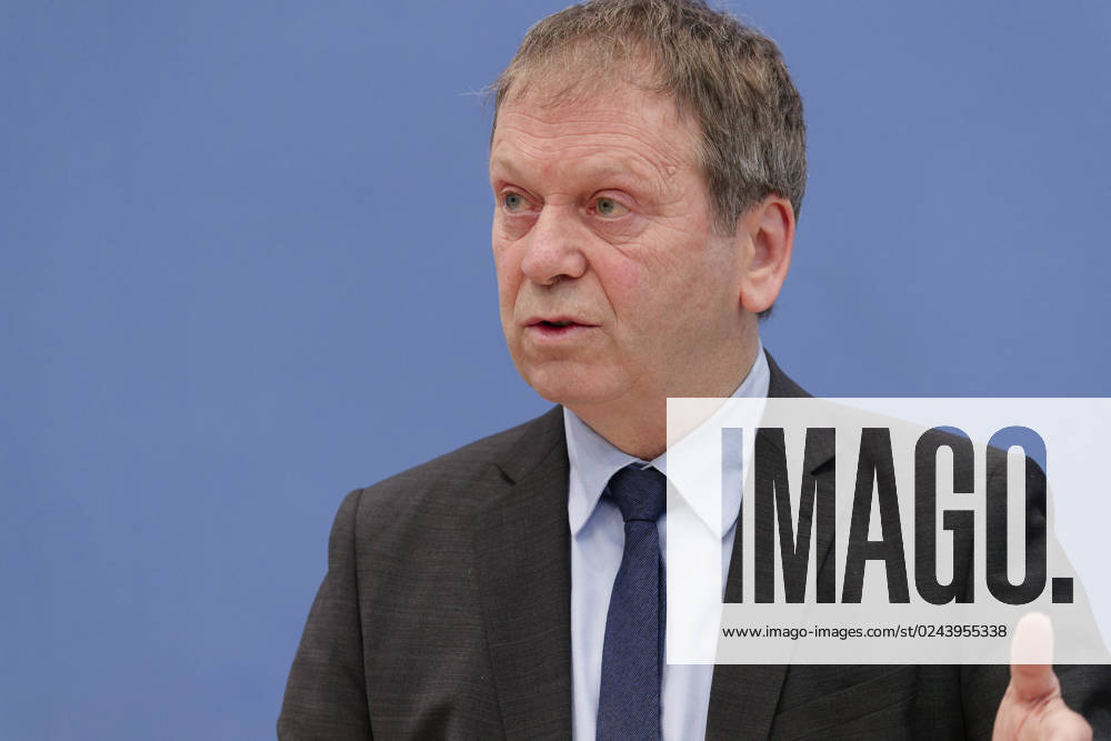 Experten kritisch zu Treibhausgas-Berechnung 2023-04-17 - Deutschland, Berlin - Bundespressekonferenz: Der Expertenrat für Klimafragen (ERK) erläutert seinen Prüfbericht zur Berechnung der deutschen Treibhausgasemissionen für das Jahr 2022. Im Bild v.l. Prof dR. Marc Oliver Bettzüge, Ratsmitglied ERK, Energiewirtschaftliches Institut an der universität zu Köln (EWI), Prof. Dr. Thomas Heimer, Ratsmitglied ERK, Hochschule RheinMain und Technopolis, Dr. Barbara Schlomann, Ratsmitglied ERK, Fraunhofer ISI, Dr. Brigitte Knopf, Stellvertretende Vorsitzende ERK, Mercator Research Institute on Global Commons and Climate Change (MCC), und Prof. Dr. Hans-Martin Henning, Vorsitzender ERK.