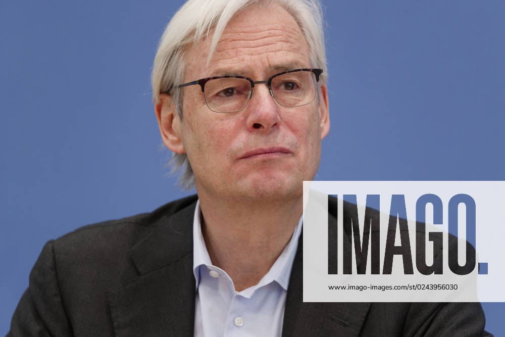 Experten kritisch zu Treibhausgas-Berechnung 2023-04-17 - Deutschland, Berlin - Bundespressekonferenz: Der Expertenrat für Klimafragen (ERK) erläutert seinen Prüfbericht zur Berechnung der deutschen Treibhausgasemissionen für das Jahr 2022. Im Bild Prof. Dr. Thomas Heimer, Ratsmitglied ERK, Hochschule RheinMain und Technopolis
