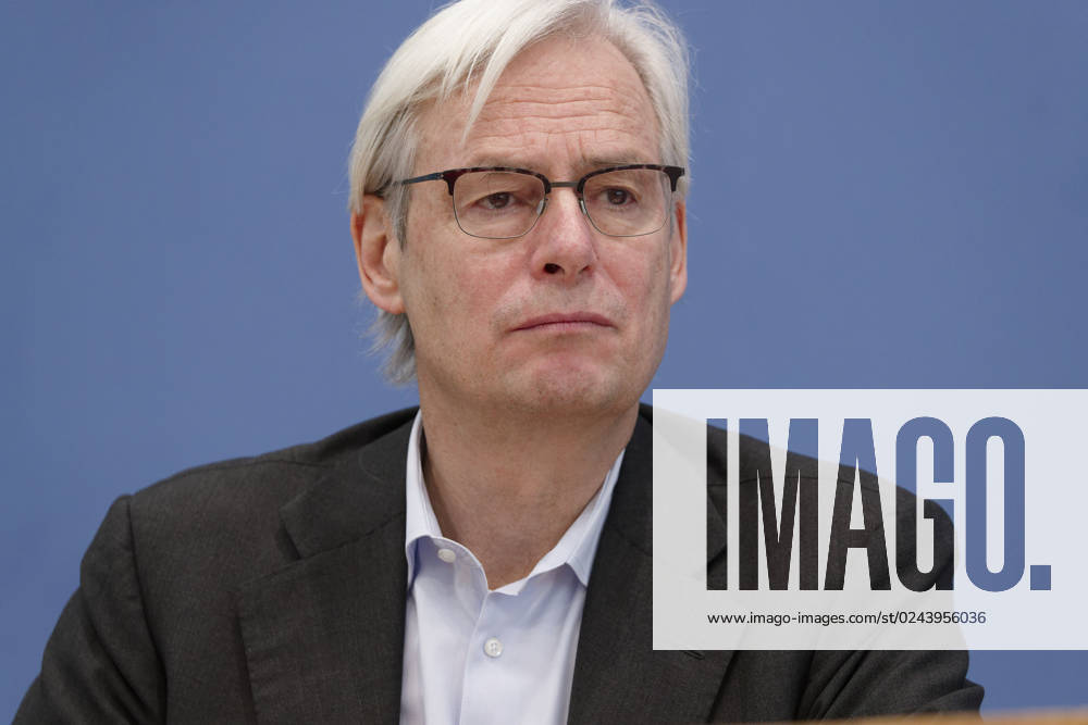 Experten kritisch zu Treibhausgas-Berechnung 2023-04-17 - Deutschland, Berlin - Bundespressekonferenz: Der Expertenrat für Klimafragen (ERK) erläutert seinen Prüfbericht zur Berechnung der deutschen Treibhausgasemissionen für das Jahr 2022. Im Bild Prof. Dr. Thomas Heimer, Ratsmitglied ERK, Hochschule RheinMain und Technopolis