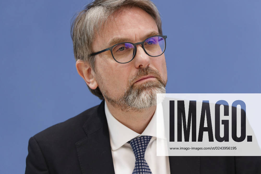 Experten kritisch zu Treibhausgas-Berechnung 2023-04-17 - Deutschland, Berlin - Bundespressekonferenz: Der Expertenrat für Klimafragen (ERK) erläutert seinen Prüfbericht zur Berechnung der deutschen Treibhausgasemissionen für das Jahr 2022. Im Bild Prof Dr. Marc Oliver Bettzüge, Ratsmitglied ERK, Energiewirtschaftliches Institut an der Universität zu Köln (EWI).