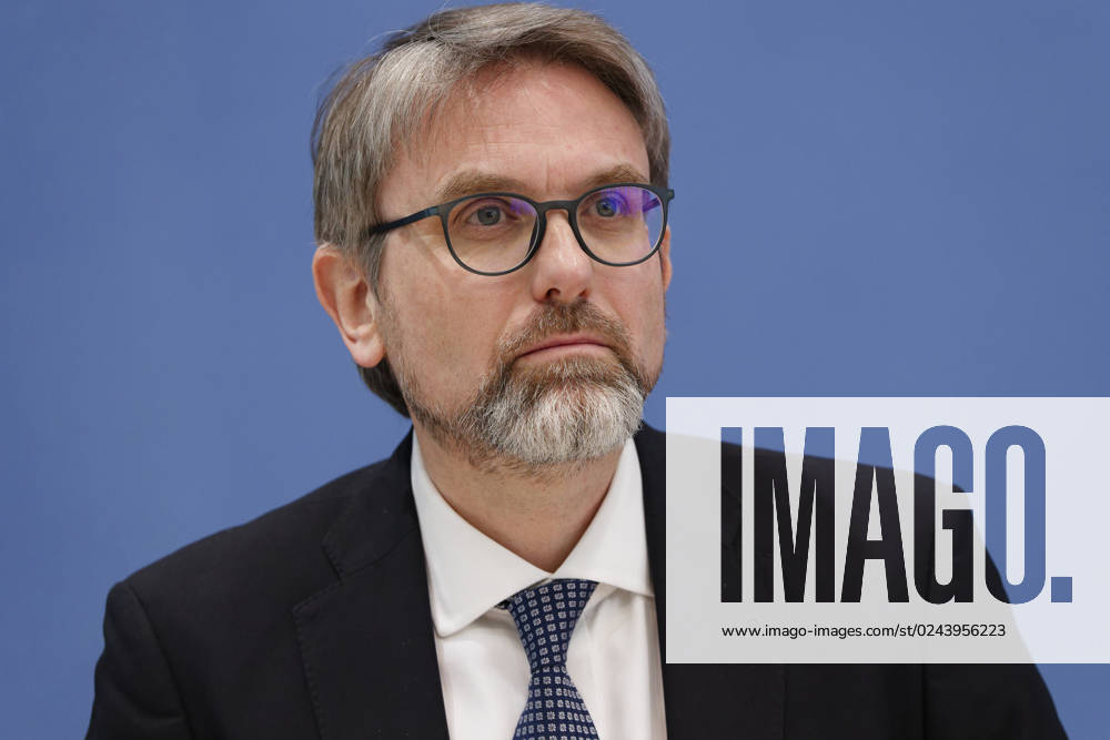 Experten kritisch zu Treibhausgas-Berechnung 2023-04-17 - Deutschland, Berlin - Bundespressekonferenz: Der Expertenrat für Klimafragen (ERK) erläutert seinen Prüfbericht zur Berechnung der deutschen Treibhausgasemissionen für das Jahr 2022. Im Bild Prof Dr. Marc Oliver Bettzüge, Ratsmitglied ERK, Energiewirtschaftliches Institut an der Universität zu Köln (EWI).