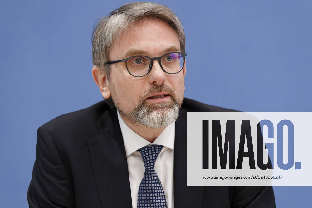 Experten kritisch zu Treibhausgas-Berechnung 2023-04-17 - Deutschland, Berlin - Bundespressekonferenz: Der Expertenrat für Klimafragen (ERK) erläutert seinen Prüfbericht zur Berechnung der deutschen Treibhausgasemissionen für das Jahr 2022. Im Bild Prof Dr. Marc Oliver Bettzüge, Ratsmitglied ERK, Energiewirtschaftliches Institut an der Universität zu Köln (EWI).