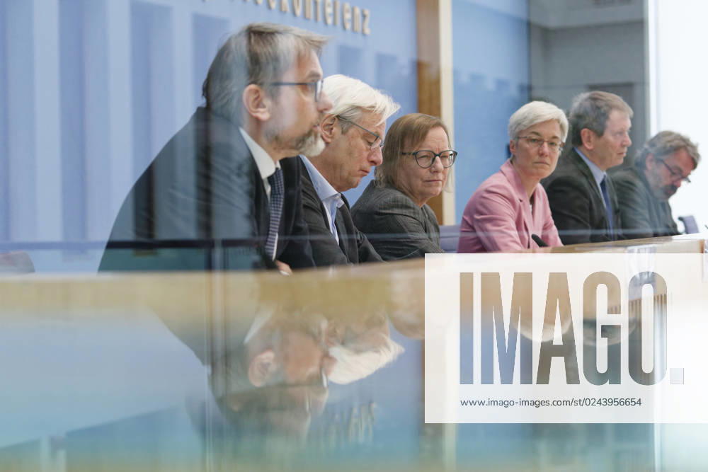 Experten kritisch zu Treibhausgas-Berechnung 2023-04-17 - Deutschland, Berlin - Bundespressekonferenz: Der Expertenrat für Klimafragen (ERK) erläutert seinen Prüfbericht zur Berechnung der deutschen Treibhausgasemissionen für das Jahr 2022. Im Bild v.l. Prof Dr. Marc Oliver Bettzüge, Ratsmitglied ERK, Energiewirtschaftliches Institut an der universität zu Köln (EWI), Prof. Dr. Thomas Heimer, Ratsmitglied ERK, Hochschule RheinMain und Technopolis, Dr. Barbara Schlomann, Ratsmitglied ERK, Fraunhofer ISI, Dr. Brigitte Knopf, Stellvertretende Vorsitzende ERK, Mercator Research Institute on Global Commons and Climate Change (MCC), und Prof. Dr. Hans-Martin Henning, Vorsitzender ERK.