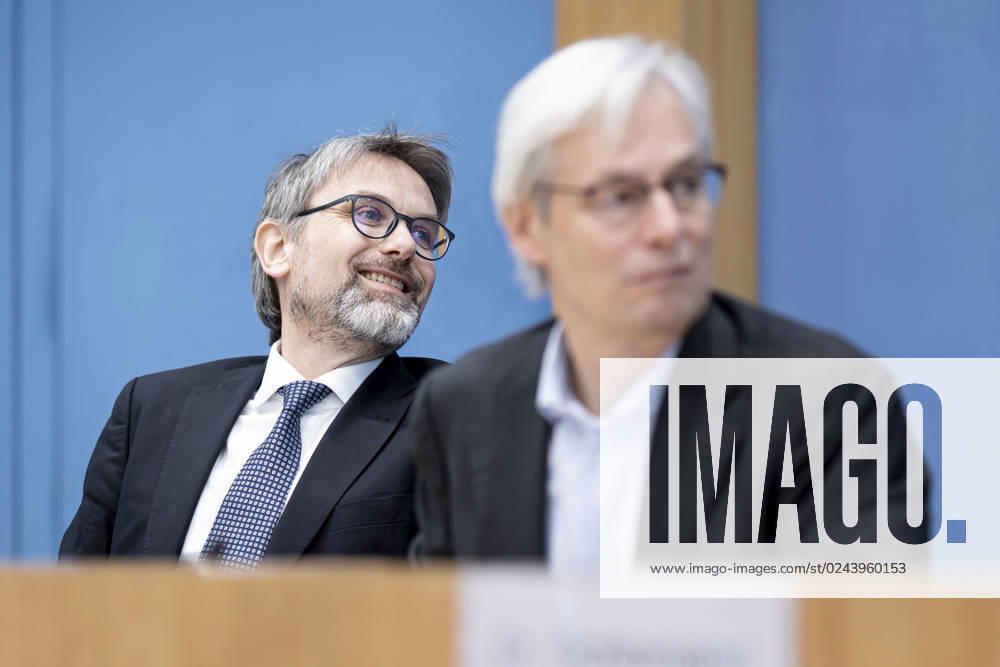 Prof. Dr. Marc Oliver Bettzuege, Ratsmitglied ERK, Energiewirtschaftliches Institut an der UniversitâˆöÂßt zu Kâˆö∂ln (EWI) und Prof. Dr. Thomas Heimer, Ratsmitglied ERK, Hochschule RheinMain und Technopolis, aufgenommen im Rahmen einer Bundespressekonferenz zur Veroeffentlichung des Pruefberichts zur Berechnung der deutschen Treibhausgasemissionen fuer das Jahr 2022 Berlin, 17.04.2023. Berlin Deutschland