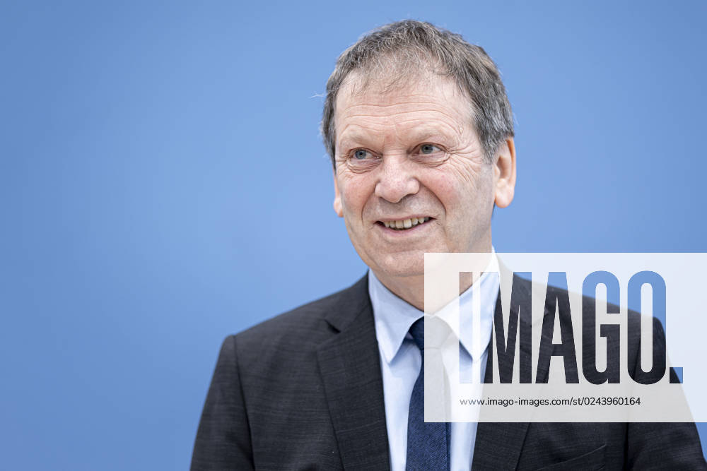 Prof. Dr. Hans-Martin Henning, Vorsitzender vom Expertenrat fuer Klimafragen, Fraunhofer ISE, aufgenommen im Rahmen einer Bundespressekonferenz zur Veroeffentlichung des Pruefberichts zur Berechnung der deutschen Treibhausgasemissionen fuer das Jahr 2022 Berlin, 17.04.2023. Berlin Deutschland