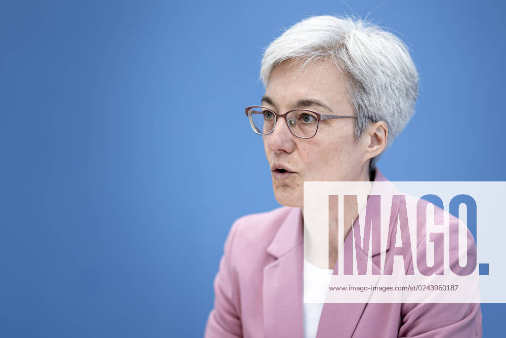 Dr. Brigitte Knopf, Stellv. Vorsitzende vom Expertenrat fuer Klimafragen, Mercator Research Institute on Global Commons and Climate Change (MCC), aufgenommen im Rahmen einer Bundespressekonferenz zur Veroeffentlichung des Pruefberichts zur Berechnung der deutschen Treibhausgasemissionen fuer das Jahr 2022 Berlin, 17.04.2023. Berlin Deutschland