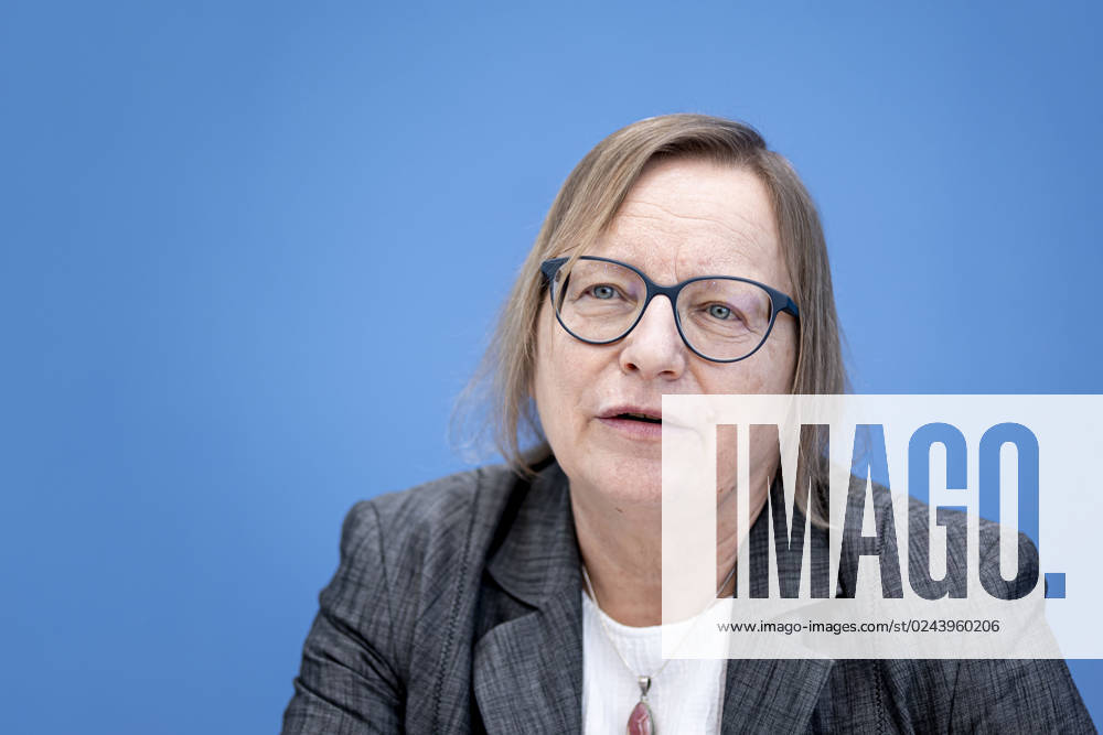 Dr. Barbara Schlomann, Ratsmitglied ERK, Fraunhofer ISI, aufgenommen im Rahmen einer Bundespressekonferenz zur Veroeffentlichung des Pruefberichts zur Berechnung der deutschen Treibhausgasemissionen fuer das Jahr 2022 Berlin, 17.04.2023. Berlin Deutschland