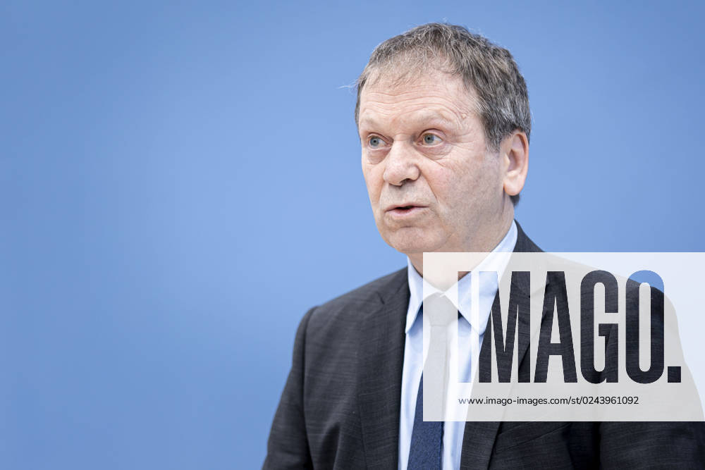 Prof. Dr. Hans-Martin Henning, Vorsitzender vom Expertenrat fuer Klimafragen, Fraunhofer ISE, aufgenommen im Rahmen einer Bundespressekonferenz zur Veroeffentlichung des Pruefberichts zur Berechnung der deutschen Treibhausgasemissionen fuer das Jahr 2022 Berlin, 17.04.2023. Berlin Deutschland