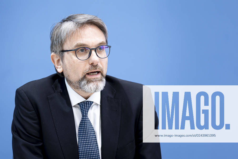 Prof. Dr. Marc Oliver Bettzuege, Ratsmitglied ERK, Energiewirtschaftliches Institut an der UniversitâˆöÂßt zu Kâˆö∂ln (EWI), aufgenommen im Rahmen einer Bundespressekonferenz zur Veroeffentlichung des Pruefberichts zur Berechnung der deutschen Treibhausgasemissionen fuer das Jahr 2022 Berlin, 17.04.2023. Berlin Deutschland