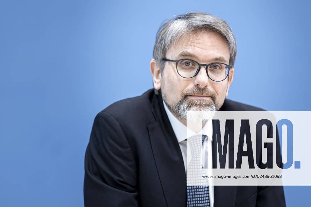Prof. Dr. Marc Oliver Bettzuege, Ratsmitglied ERK, Energiewirtschaftliches Institut an der UniversitâˆöÂßt zu Kâˆö∂ln (EWI), aufgenommen im Rahmen einer Bundespressekonferenz zur Veroeffentlichung des Pruefberichts zur Berechnung der deutschen Treibhausgasemissionen fuer das Jahr 2022 Berlin, 17.04.2023. Berlin Deutschland