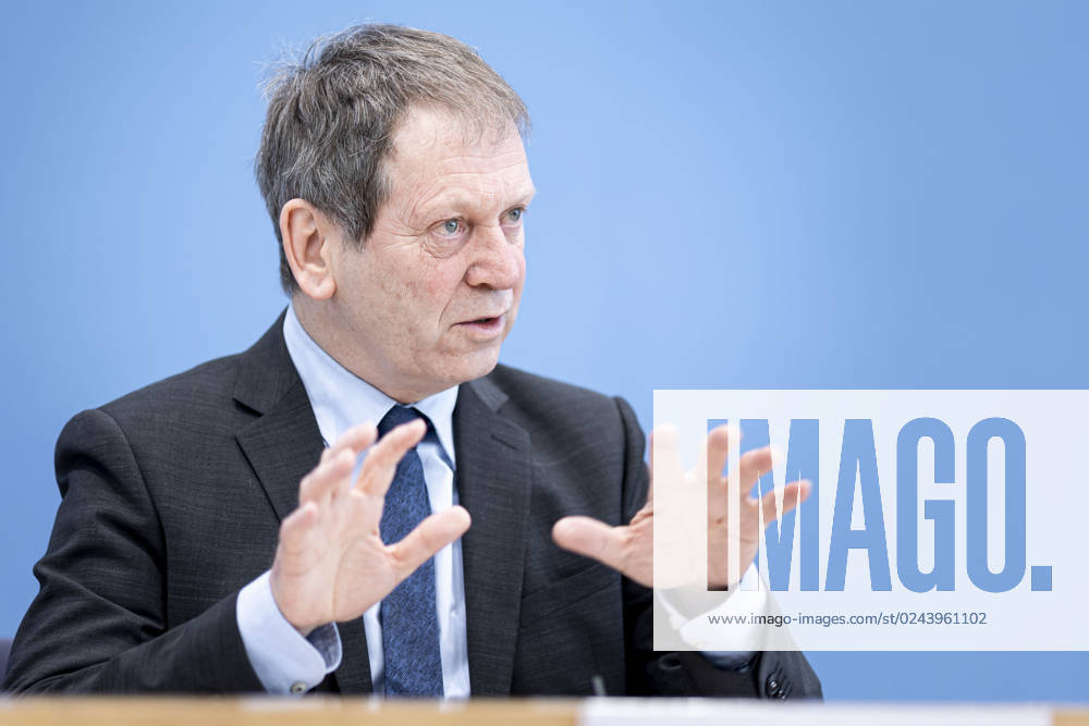 Prof. Dr. Hans-Martin Henning, Vorsitzender vom Expertenrat fuer Klimafragen, Fraunhofer ISE, aufgenommen im Rahmen einer Bundespressekonferenz zur Veroeffentlichung des Pruefberichts zur Berechnung der deutschen Treibhausgasemissionen fuer das Jahr 2022 Berlin, 17.04.2023. Berlin Deutschland