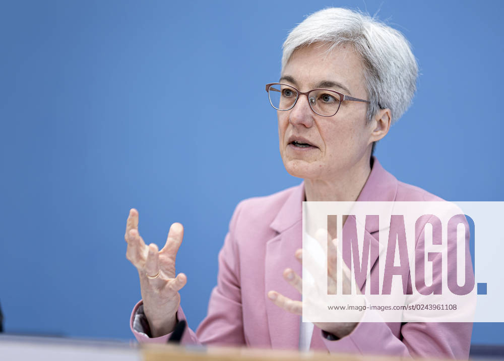 Dr. Brigitte Knopf, Stellv. Vorsitzende vom Expertenrat fuer Klimafragen, Mercator Research Institute on Global Commons and Climate Change (MCC), aufgenommen im Rahmen einer Bundespressekonferenz zur Veroeffentlichung des Pruefberichts zur Berechnung der deutschen Treibhausgasemissionen fuer das Jahr 2022 Berlin, 17.04.2023. Berlin Deutschland
