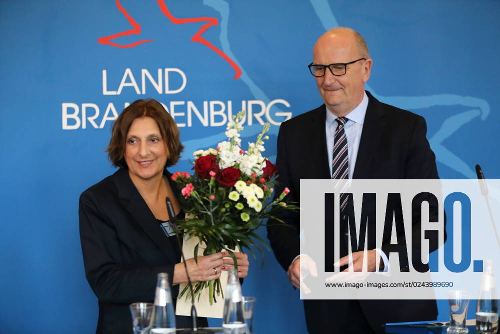 Bildungsministerin Britta Ernst (SPD) und Ministerpräsident Dietmar Woidke (SPD) während einer Pressekonferenz zum Rücktritt der Bildungsministerin, Staatskanzlei, Potsdam, 17. April 2023. Brandenburg: Rücktritt Britta Ernst