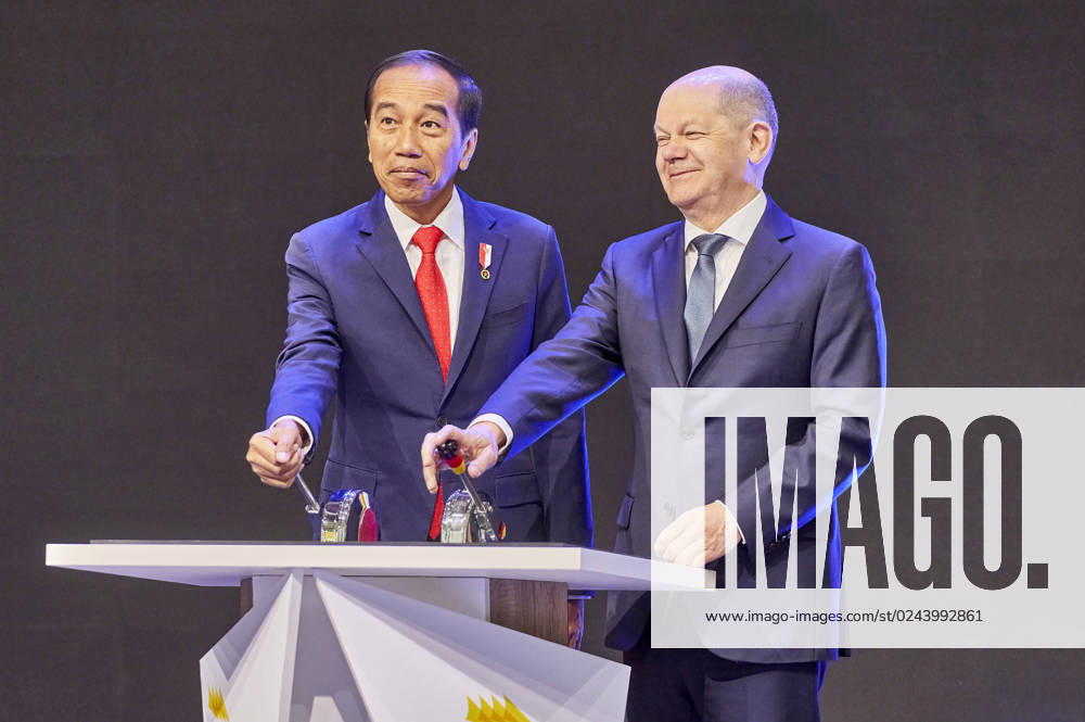 Joko Widodo und Olaf Scholz beim Eröffnungsrundgang auf der Hannover Messe 2023 auf dem Messegelände. Hannover