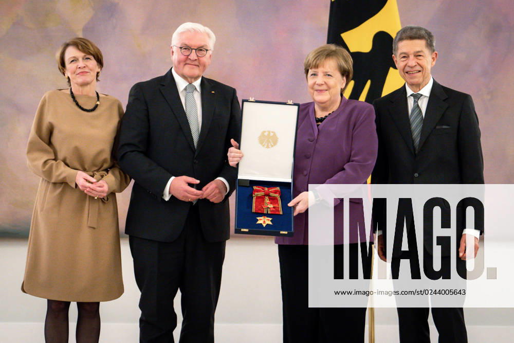 Verleihung des Grosskreuzes des Verdienstordens der Bundesrepublik Deutschland an Bundeskanzlerin a. D. Angela Merkel Gruppenfoto Elke Buedenbender, Bundespraesident Frank-Walter Steinmeier, Bundeskanzlerin a. D. Angela Merkel und Ehemann Joachim Sauer mit dem Grosskreuzes des Verdienstordens der Bundesrepublik Deutschland an Bundeskanzlerin a. D. Angela Merkel im Schloss Bellevue Berlin Berlin Deutschland