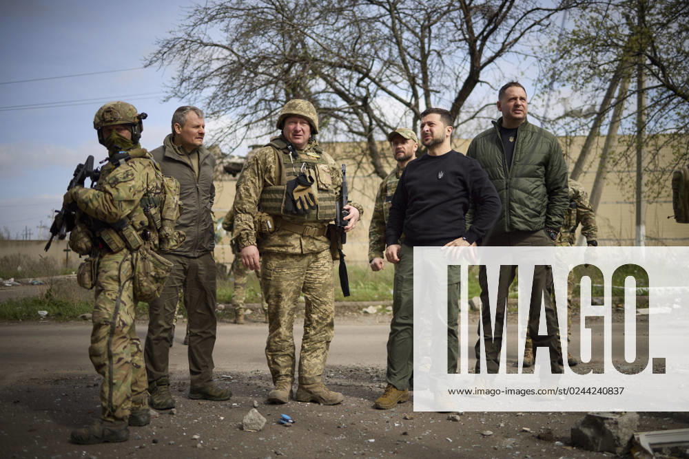 Ukrainian President Volodymyr Zelenskyy, 2nd right, views damaged civilian structures during of the frontlines in the Donetsk region, April 18, 2023 in Avdiivka, Ukraine. Avdiivka Ukraine - ZUMAp138 20230418_zaa_p138_015