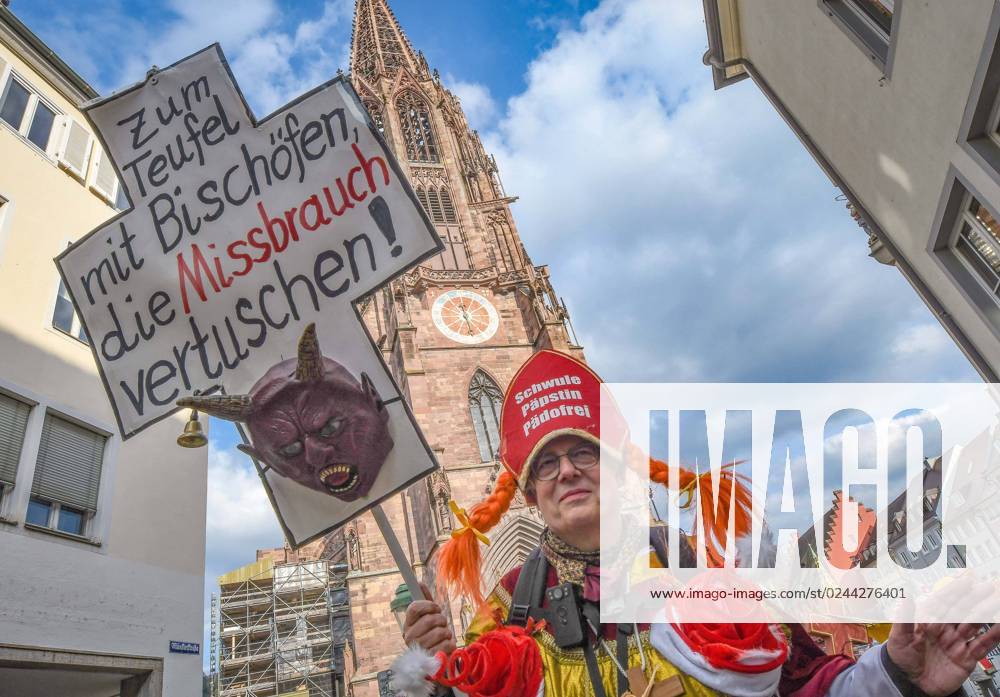 Guenter Nakath protestiert in Bischofsmontur vor dem Freiburger Muenster am Tag der Veroeffentllichung des Missbrauchsgutachten der Erzdiozoese Freiburg. Das Gutachten beschreibt eine beispiellose jahrelange Vertuschung sexualisierten Missbrauchs in der Erzdiozoese und erhebt schwere Vorwuerfe gegen Robert Zollitsch, den ehemaligen Freiburger Erzbischof und Vorsitzenden der Deutschen Bischofskonferenz .Auf dem Transparent steht: Zum Teufel mit Bischoefenb, die Missbrauch vertuschen!