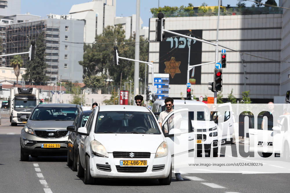 (230418) -- TEL AVIV, April 18, 2023 -- People stand in silence as a siren sounds to commemorate Jewish Holocaust victims in Tel Aviv, Israel, on April 18, 2023. Sirens sounded across Israel on Tuesday morning as the country came to a halt to commemorate the 6 million Jewish victims of the Nazi genocide during World War II. ( via Xinhua) ISRAEL-TEL AVIV-HOLOCAUST VICTIMS-COMMEMORATION GideonxMarkowicz JINI