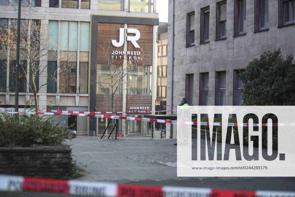 Polizei Großeinsatz nach Messerangriff bei JOHN REED Fitness in der Duisburger Altstadt