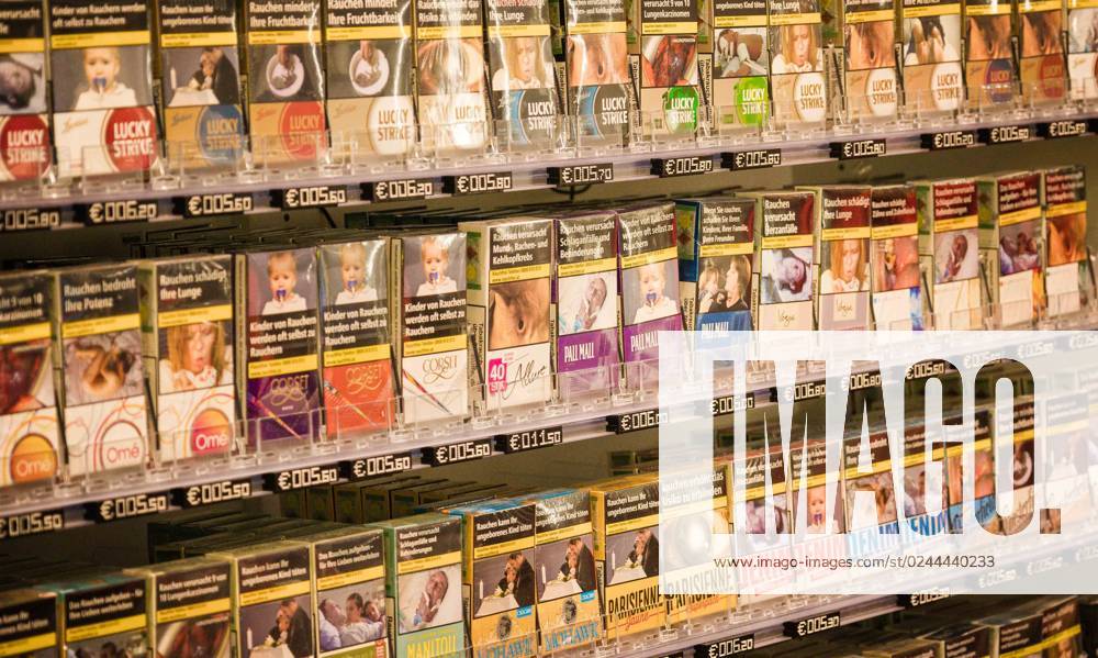 Braunau, AUT, Unterwegs in OBERÖSTERREICH, Reportage, Fototermin, Verschiedene Themenbilder, Themenbild, im Bild Zigarette, Zigaretten, Zigarettenschachtel, Packung, Trafik, Preis, Preiserhöhung, Marlboro, Lucky, Verschiedene Sorten,
