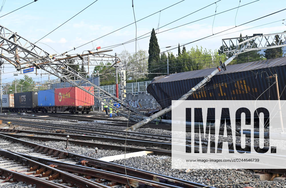 Workers work alongside a derailed freight train on the tracks near the station of Firenze Castello, in Florence, Italy, 20 April 2023. Railway traffic is interrupted today between Florence and Bologna due to the derailment of some wagons of a freight train in the Firenze Castello station.ANSA CLAUDIO GIOVANNINI FLORENCE Italy - ZUMAa110 20230420_zaf_a110_001