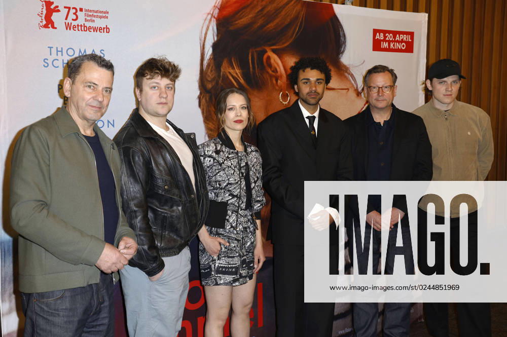 Christian Petzold, Thomas Schubert, Paula Beer, Langston Uibel, Matthias Brandt und Enno Trebs bei der Premiere des Kinofilms Roter Himmel im Kino International. Berlin