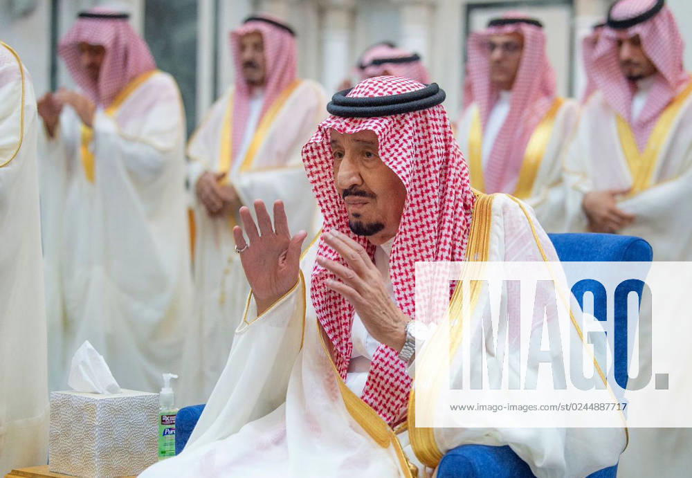 Islamischer Fastenmonat Ramadan, Saudischer König Salman ibn Abd al-Aziz Al Saud begeht Eid al Fitr Saudi Arabia s King Salman bin Abdulaziz and other royals praying on the first day of Eid al-Fitr, which marks the end of the holy fasting month of Ramadan, at the Salam Royal Palace in Jeddah Saudi Arabia s King Salman bin Abdulaziz and other royals praying on the first day of Eid al-Fitr, which marks the end of the holy fasting month of Ramadan, at the Salam Royal Palace in Jeddah on April 21, 2023. Photo by Saudi Press Agency Jeddah Jeddah Saudi Arabia 210423_Jeddah_SPA_00 (5)