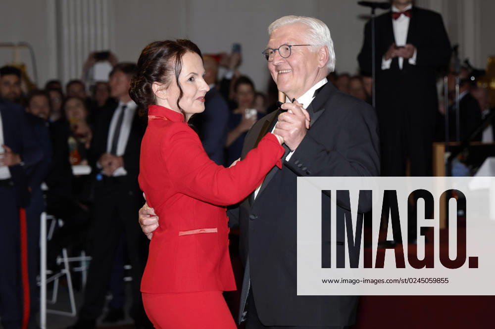 Regina Kramer und Frank-Walter Steinmeier beim 70. Bundespresseball 2023 im Hotel Adlon Kempinski. Berlin