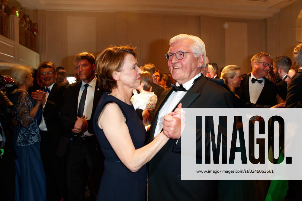 KW16 Bundespresseball Frank-Walter Steinmeier mit Ehefrau Elke Büdenbender beim 70. Bundespresseball am 21.04.2023 im Hotel Adlon Kempinski in Berlin.