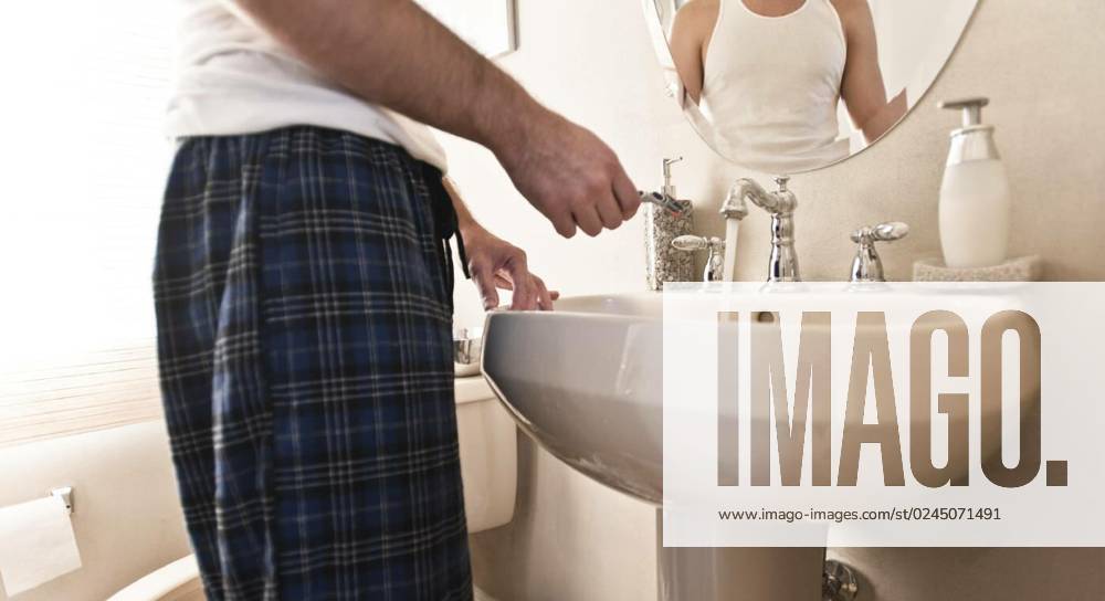 Young Man in Bathroom Shaving, model released, Symbolfoto property released , 09.02.2010,