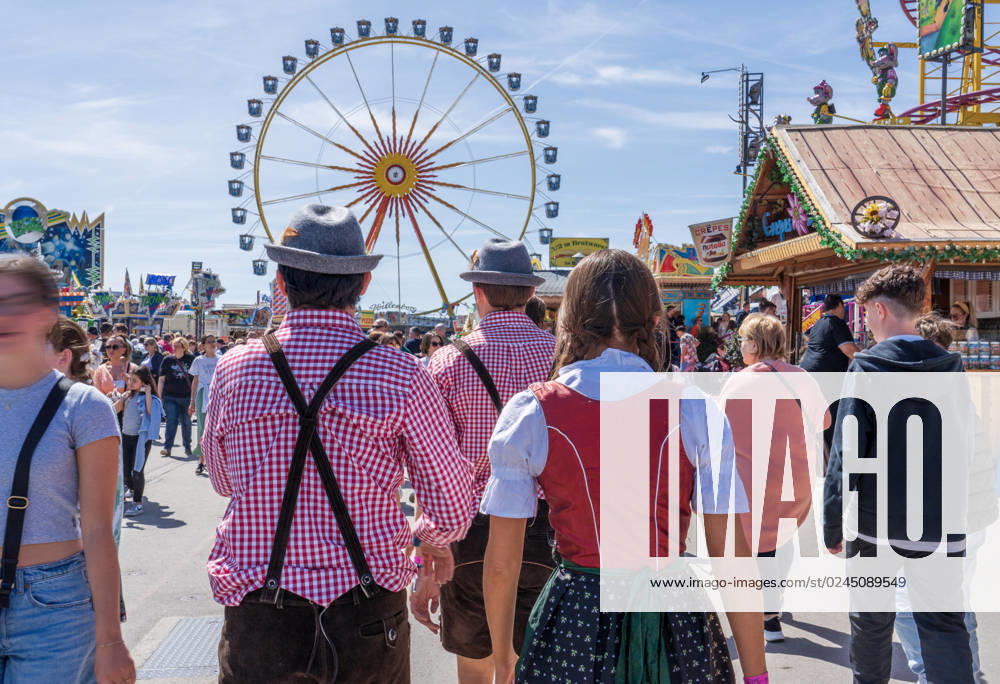 Münchner Frühlingsfest im Sonnenschein, Besucher bummeln in bayerischer Tracht über das Volksfest, Theresienwiese, München, 22. April 2023 Deutschland, München, 22.04.2023, Besucher in bayerischer Tracht genießen den sonnigen warmen Frühlingstag auf dem Münchner Frühlingsfest, Temperaturen bis 21 Grad, Theresienwiese, Münchner Volksfest, Wochenende, Samstagmittag, Frühling, Bayern, bayerisch,