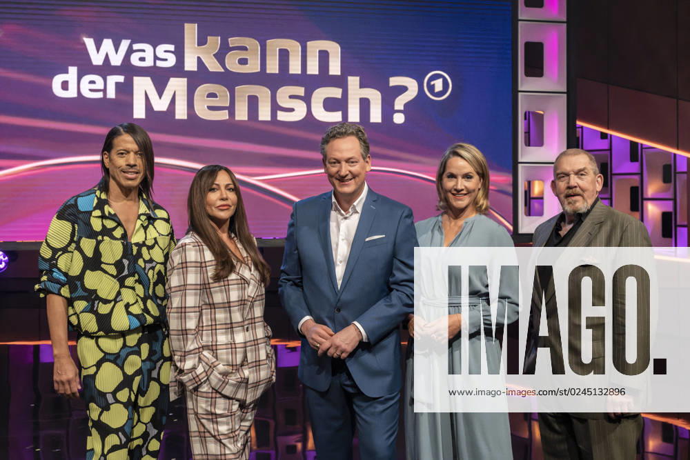 Was kann der Mensch - Eckart von Hirschhausen moderiert die Show. Im Bild von zwischen Moderator Eckart von Hirschhausen (Mitte) von links nach rechts die prominenten Rategäste Jorge Gonzalez, Simone Thomalla, Judith Rakers sowie Dietmar Bär. In der Show geht es um faszinierende Leistungen des Menschen. Köln Nordrhein-Westfalen Deutschland