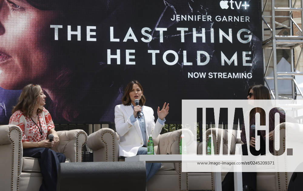 Los Angeles, California - Lorraine Ali, Jennifer Garner, Laura Dave. The LA Timea Festival Of Books 2023 held at University of Southern California in Los Angeles. Photo Credit: AdMedia 291056 2023-04-22 CA Los Angeles Etats-Unis