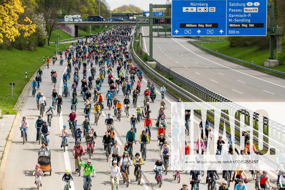 Rad-Sternfahrt des ADFC, Teilstück über die Autobahn A96, München, 23. April 2023 Deutschland, München, 23. April 2023, große Rad-Sternfahrt des ADFC, hier auf der gesperrten Autobahn A 96 bei München-Laim, fahren stadtauswärts, Fahrraddemo für die Unterstützung des Volksbegehrens Radentscheid Bayern , tausende Teilnehmer, Motto der Fahrrad-Demo: gemeinsam Radeln für eine bayernweit bessere Radinfrastruktur, Teilstück über die A96 von Sendling bis zur Ausfahrt Blumenau, Verkehr, Fahrrad fahren, Verkehrswende, Umwelt, Klimaschutz, Bayern,