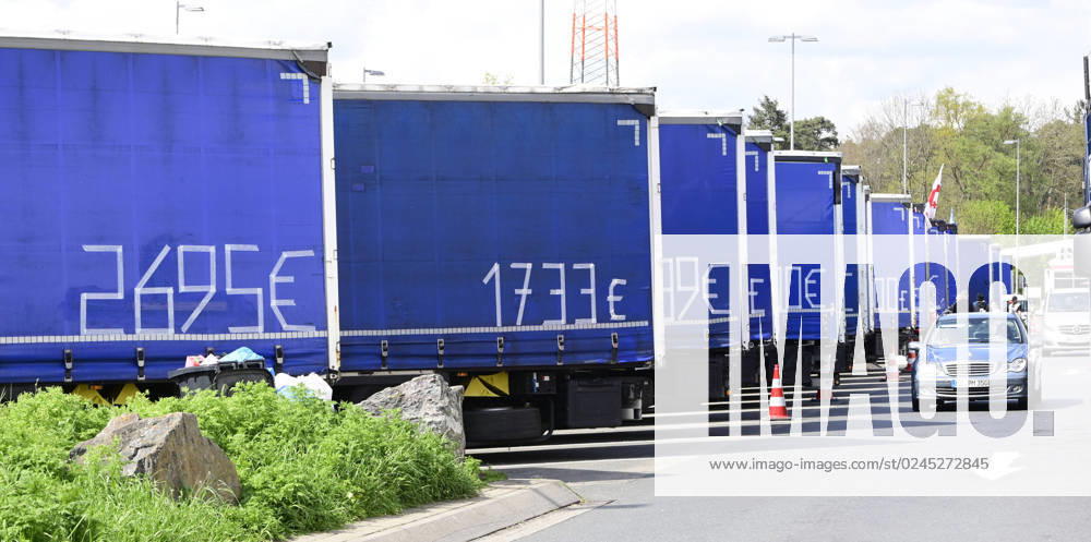 LKW-Fahrer streiken weiter 23.04.2023 Für die Auszahlung des immer noch seit Monaten ausstehenden Lohns vom Arbeitgeber Spediteur streiken die osteuropäischen LKW-Fahrer weiterhin auf der Autobahn Rastanlage Gräfenhausen an der BAB A5 - auf der Plane steht der jeweilige Betrag für diesen LKW Fahrer Weiterstadt-Gräfenhausen Hessen Deutschland