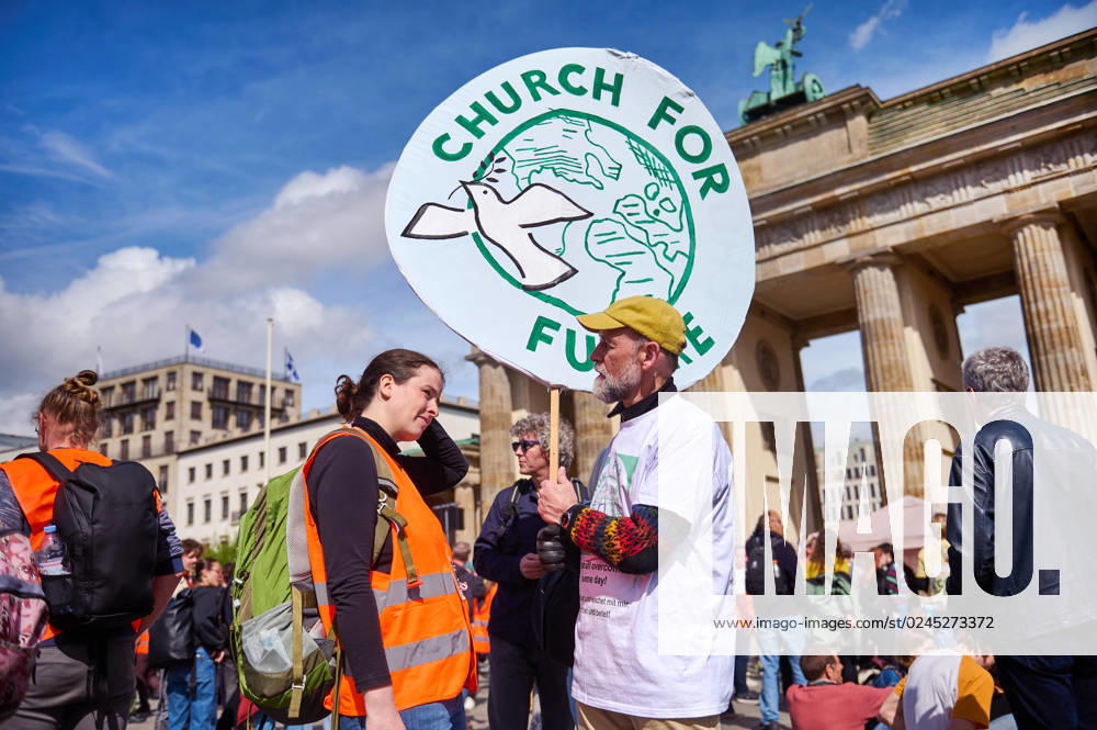 Mit Fahrradumzuegen, einem Protestkonzert und einer Kundgebung vor dem Brandenburger Tor haben am Sonntag (23.04.2023) in Berlin zahlreiche Menschen fuer mehr Klimaschutz demonstriert. Auf Transparenten warfen sie der Bundesregierung unter anderem eine zerstoererische Klimapolitik sowie einen Verstoss gegen den im Grundgesetz verbrieften Schutz der Lebensgrundlagen kuenftiger Generationen vor. Vor dem Brandenburger Tor, wo sich nach Polizeiangaben rund 500 Menschen versammelten, warnten mehrere Rednerinnen vor den Folgen einer weiteren Erderwaermung und einem massenhaften Artensterben. (Siehe epd-Bericht vom 23.04.2023)