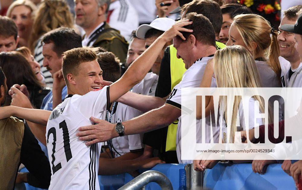 FUSSBALL EURO 2016 VIERTELFINALE IN BORDEAUX Deutschland - Italien 02.07.2016 Joshua Kimmich (li, Deutschland) mit Vater Berthold (re)