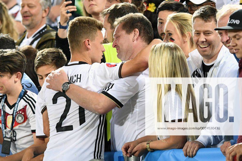 Joshua KIMMICH (GER) wird von Vater Berthold umarmt,daneben seine Schwester Deborah. Viertelfinale Spiel M47, Deutschland (GER)-Italien (ITA) 6-5 i.E. am 02.07.2016 in Bordeaux,Stade Velodrome Fussball EM 2016 in Frankreich vom 10.06.