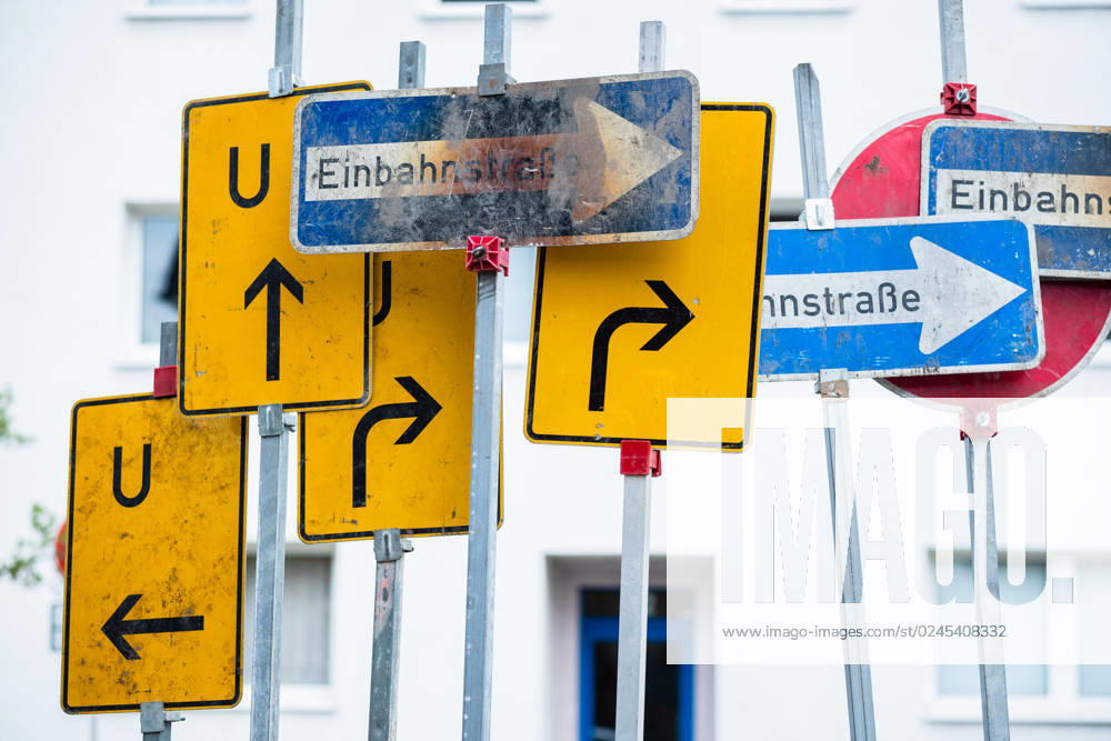 Viele Verkehrsschilder, Einbahnstraße, Umleitung, Symbolbild Düsseldorf Nordrhein-Westfalen Deutschland