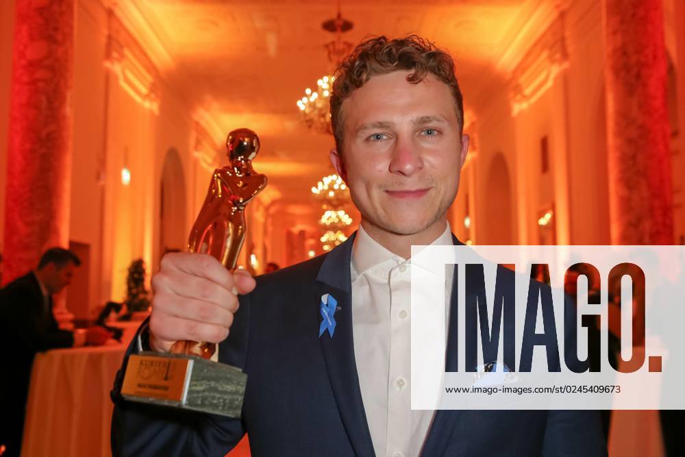 Wiener Hofburg, ROMY - Film- u. TV-Preis, Gala-Verleihung des Fernseh-Preises von ORF u. KURIER im Bild: Max Hubacher, -mit d Award, ROMY - Film- u. TV-Preis