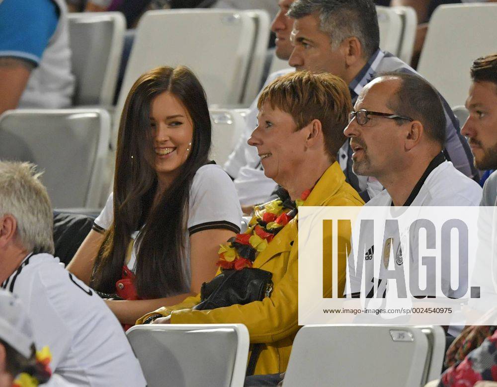 Fussball EM-2016 Frankreich, Viertelfinale, Deutschland - Italien, im Stade de Bordeaux in Bordeaux, li: Lena, Freundin von Julian Draxler (Deutschland) mit der Mutter von Draxler.