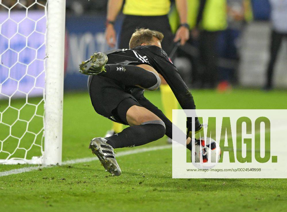 Fussball EM-2016 Frankreich, Viertelfinale, Deutschland - Italien, im Stade de Bordeaux in Bordeaux, Elfmeterschiessen, Torwart Manuel Neuer (Deutschland) hält den letzten Ball, Deutschland ist somit im Halbfinale.