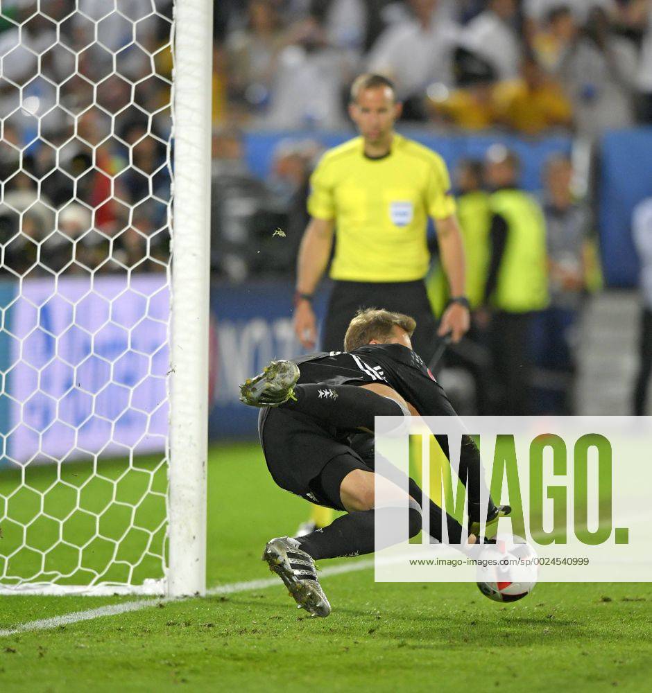 Fussball EM-2016 Frankreich, Viertelfinale, Deutschland - Italien, im Stade de Bordeaux in Bordeaux, Elfmeterschiessen, Torwart Manuel Neuer (Deutschland) hält den letzten Ball, Deutschland ist somit im Halbfinale.