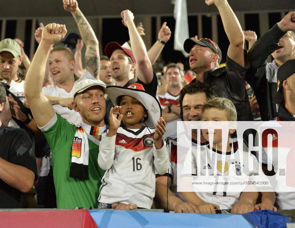 Fussball EM-2016 Frankreich, Viertelfinale, Deutschland - Italien, im Stade de Bordeaux in Bordeaux, Fans freuen sich nach dem Spiel über den Sieg.