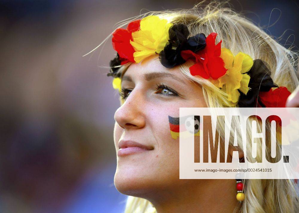 Fussball EM-2016 Frankreich, Viertelfinale, Deutschland - Italien, im Stade de Bordeaux in Bordeaux, Schöner weiblicher Fan aus Deutschland mit Klebetattoo in Landesfarben.