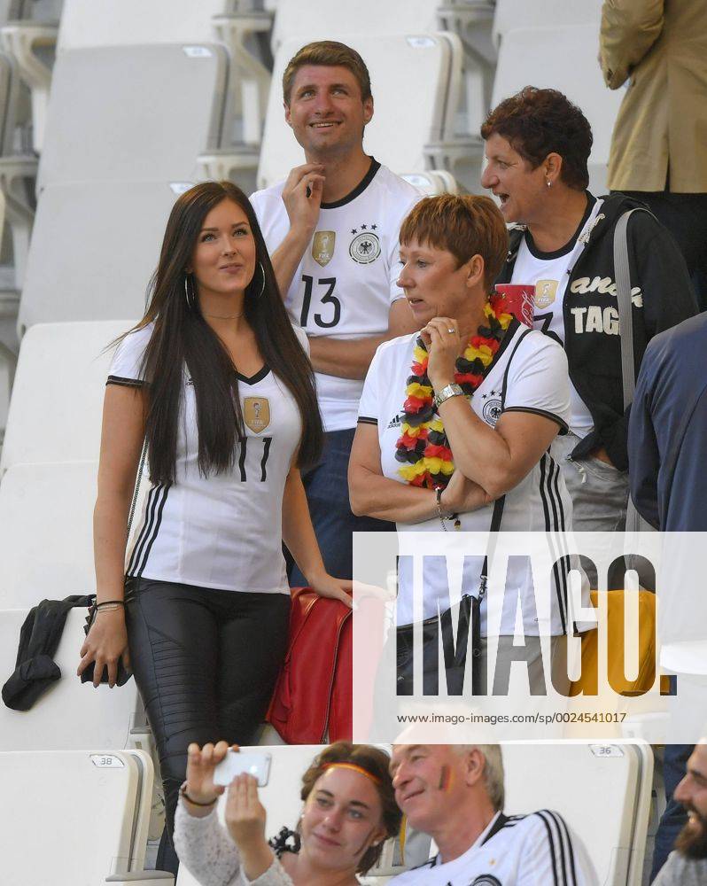 Fussball EM-2016 Frankreich, Viertelfinale, Deutschland - Italien, im Stade de Bordeaux in Bordeaux, li: Lena, Freundin von Julian Draxler (Deutschland). oben: Bruder von Thomas Müller (Deutschland). re: Draxler Mutter Monika.