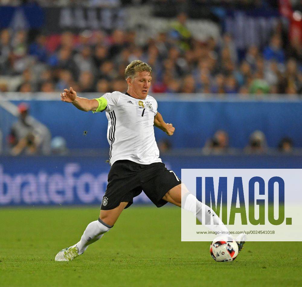 Fussball EM-2016 Frankreich, Viertelfinale, Deutschland - Italien, im Stade de Bordeaux in Bordeaux, Bastian Schweinsteiger (Deutschland) am Ball.